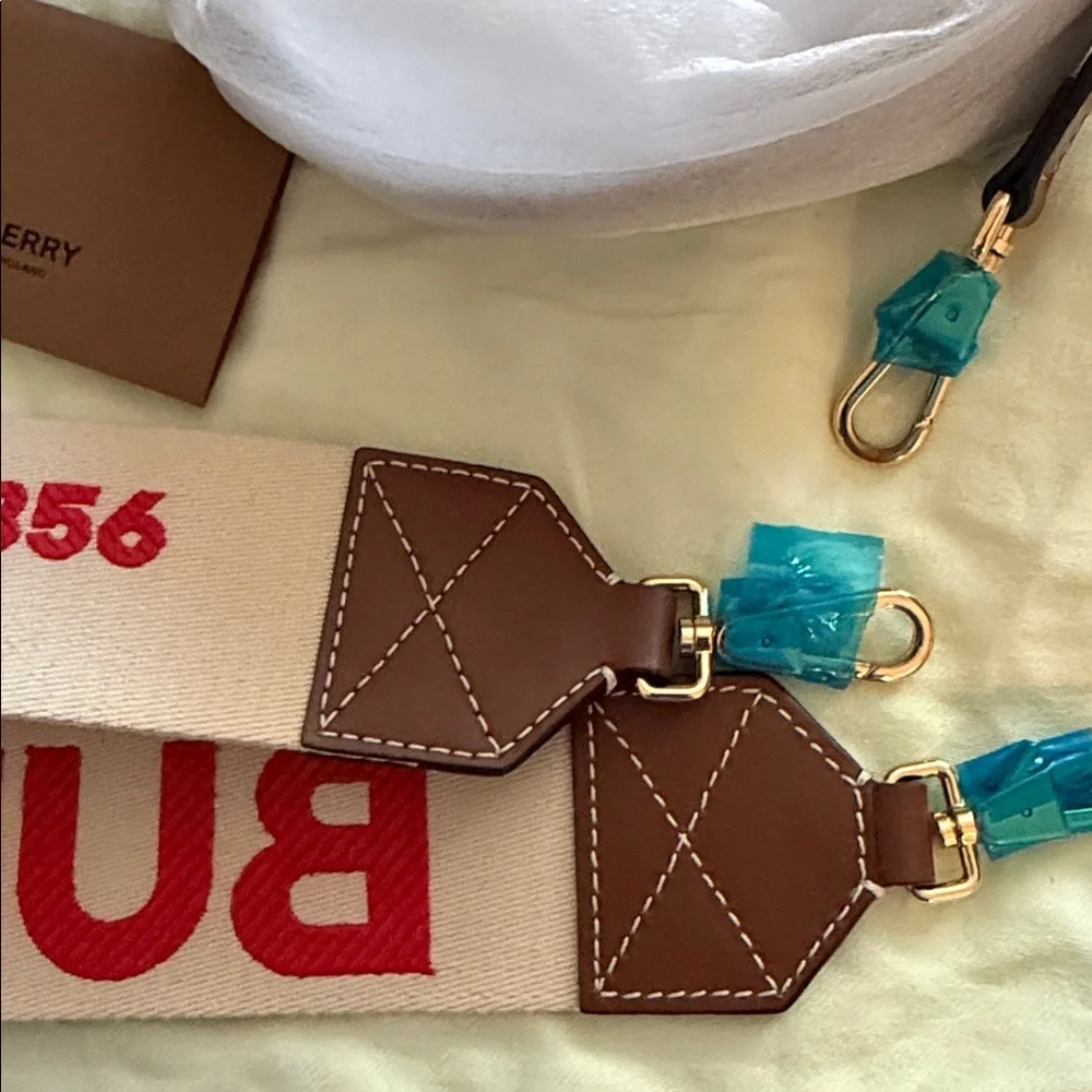 Burberry archive beige all baby tittle handbag. - Picture 6 of 15